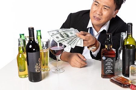 花钱买醉的人图片素材