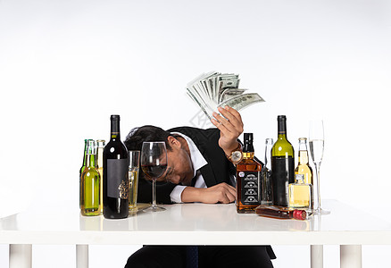 花钱买醉的人图片素材