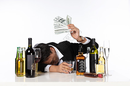 花钱买醉的人图片素材