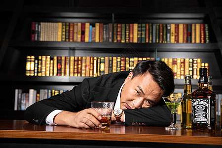 酒人物喝醉的商务男背景