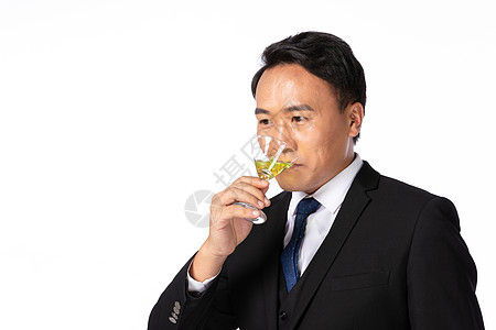 商务男士喝起泡酒背景图片