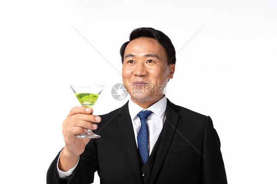 商务男士喝起泡酒图片