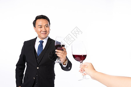 商务男碰红酒杯背景图片