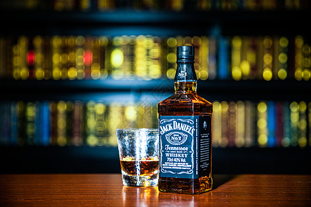 威士忌酒瓶与酒杯高清图片