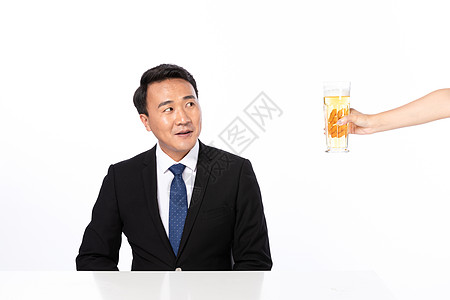商务男拒绝饮酒图片