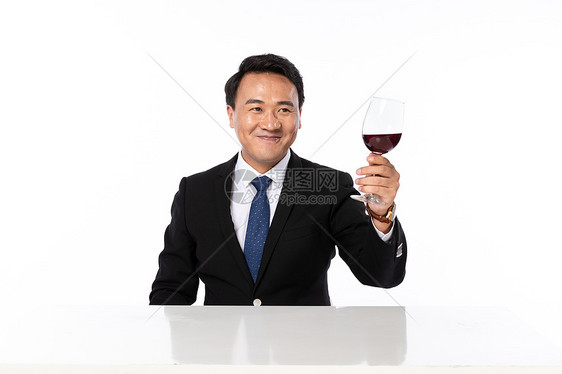 商务男士品红酒图片