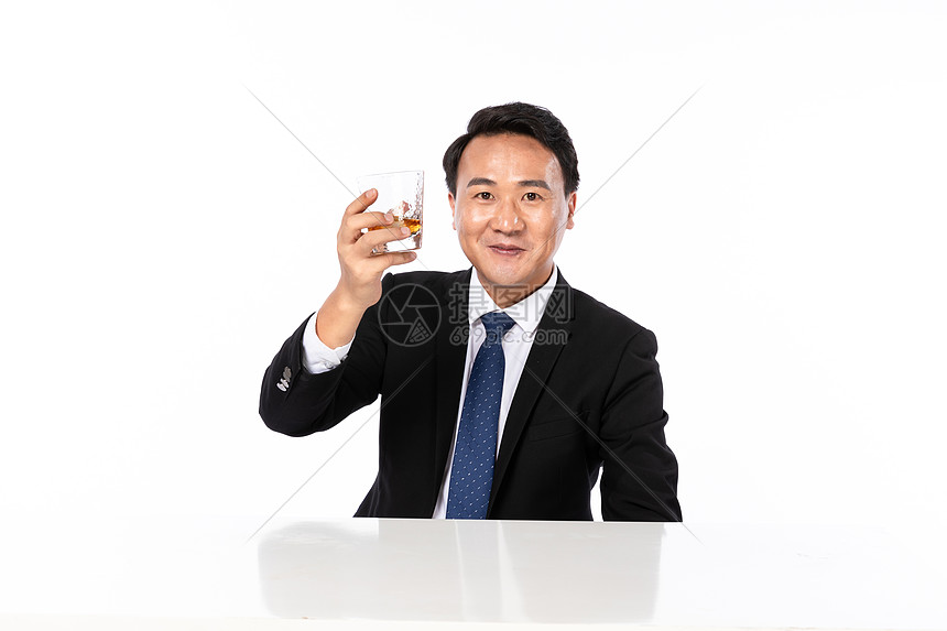 商务男喝威士忌形象图片