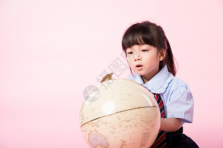 可爱小学生与地球仪背景图片