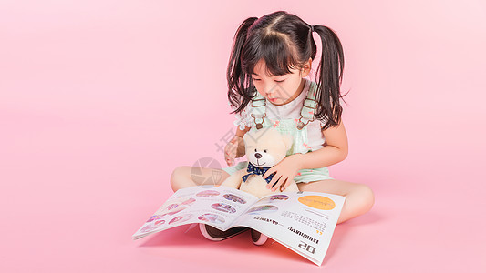 可爱女生抱着小熊读书图片