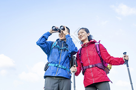 情侣徒步旅行图片