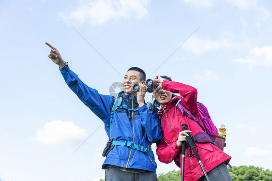 情侣徒步旅行图片