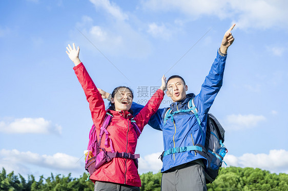 情侣郊外旅行图片