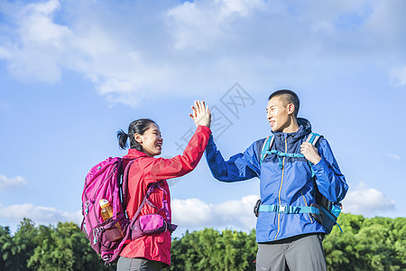 情侣郊外旅行背景图片