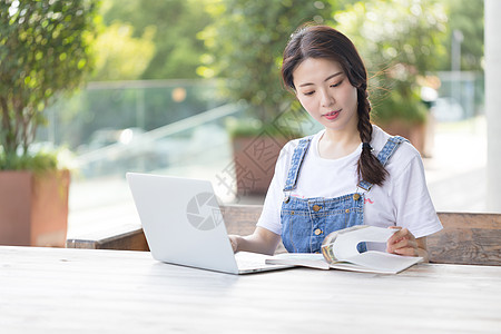 学生使用笔记本图片