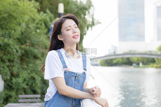 夕阳下的小清新美女图片