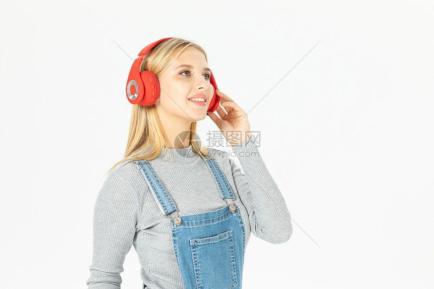 外国美女戴耳机图片