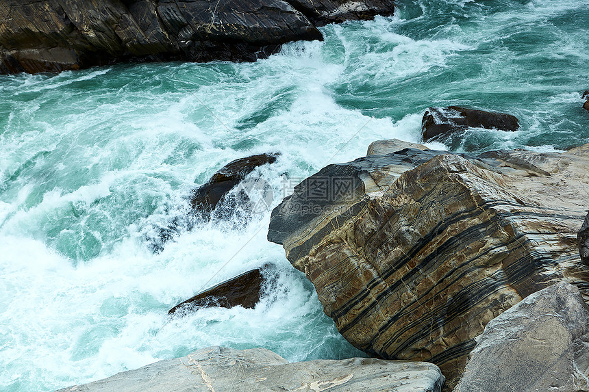 云南香格里拉虎跳峡水流湍急