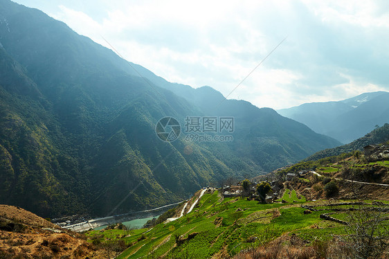 虎跳峡顶峰自然风光图片