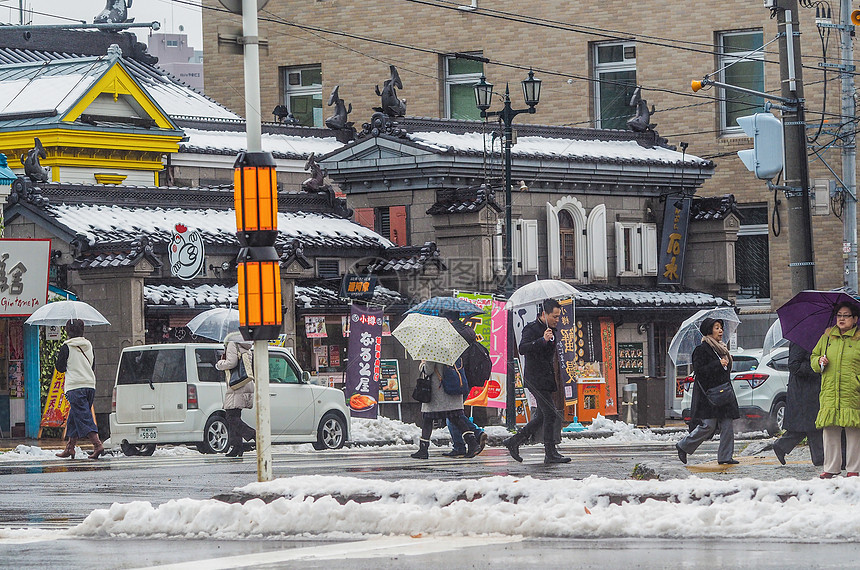 北海道小樽运河对街下雪街景图片