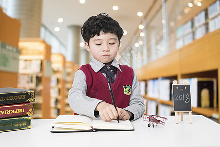 图书馆学习的小孩高清图片