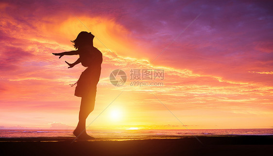 夕阳下美女剪影图片