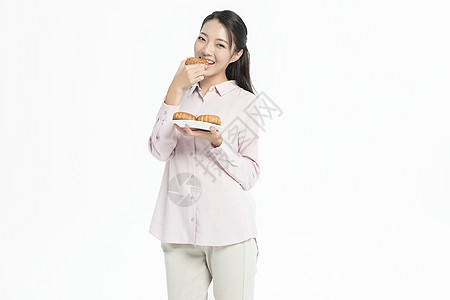 中秋节女生吃月饼图片