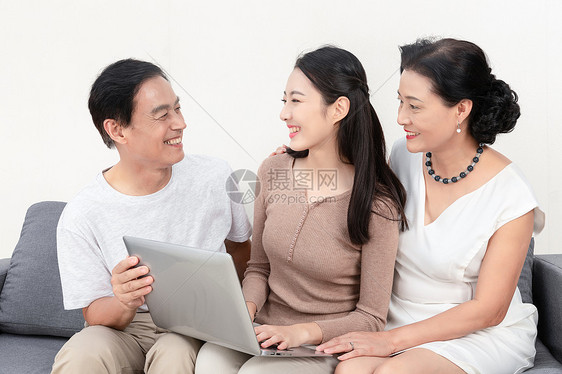 女儿教父母用笔记本电脑上网图片