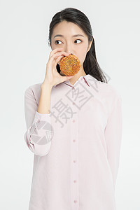 中秋节女生吃月饼高清图片