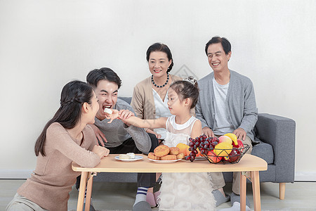 中秋家人团聚吃月饼图片
