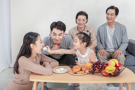 中秋家人团聚吃月饼背景图片