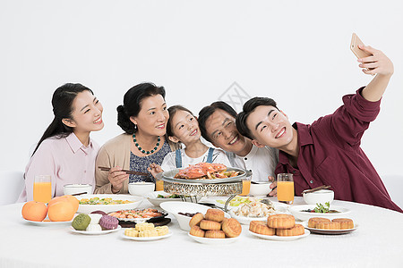 中秋团圆家庭聚餐图片