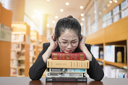 好奇的小孩图书馆学习设计图片