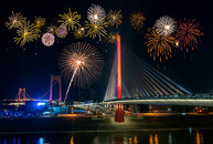 城市烟花夜景图片