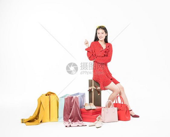 时尚美丽女性开心购物图片