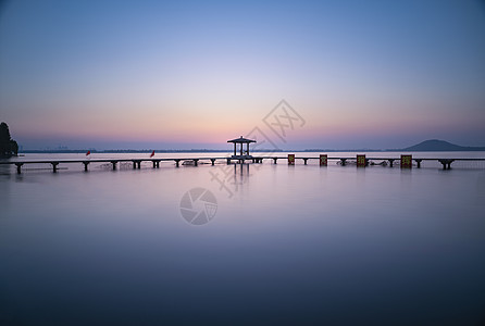 水平面霞光下的听涛小筑背景