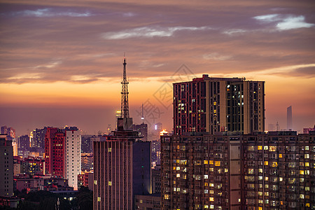 夕阳下的电视塔背景图片