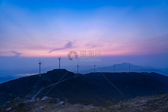 霞光下的黄石仙居顶风车图片