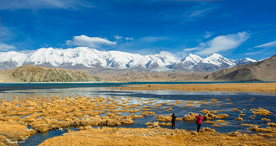 雪山与湖泊图片