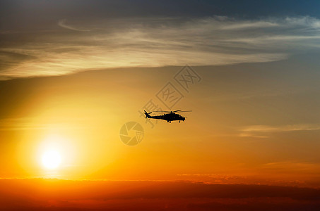 夕阳下飞行的战斗机高清图片