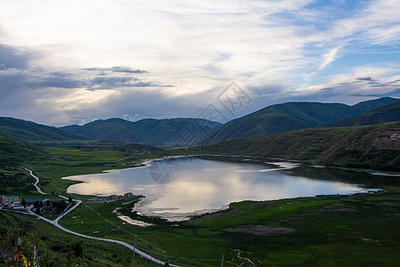 四川省甘孜藏族自治州卡莎湖图片