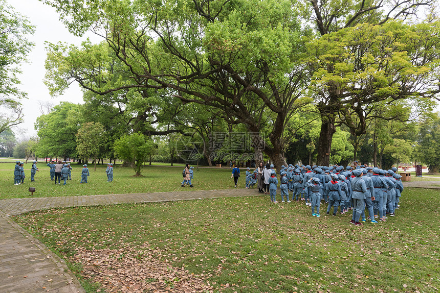 江西瑞金红色旅游景区的游客图片