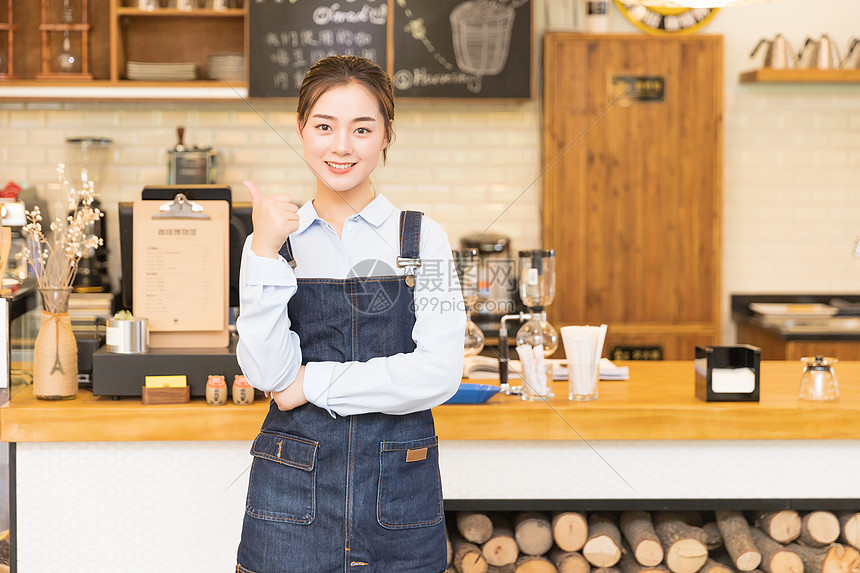咖啡馆女性服务员举大拇指图片