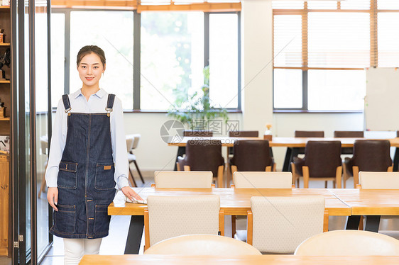 咖啡馆女性服务员打扫卫生图片