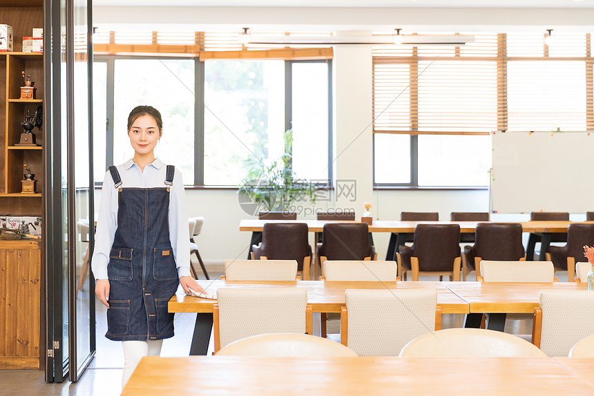 咖啡馆女性服务员打扫卫生图片