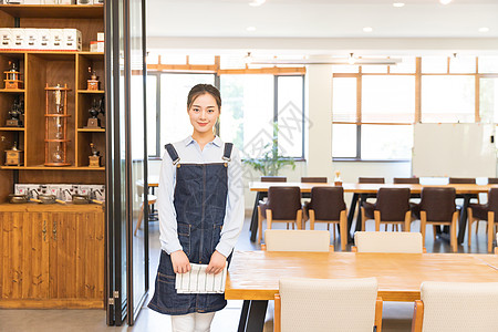 咖啡馆女性服务员打扫卫生图片