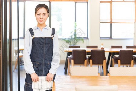 咖啡馆女性服务员打扫卫生图片