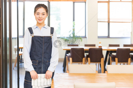 咖啡馆女性服务员打扫卫生图片