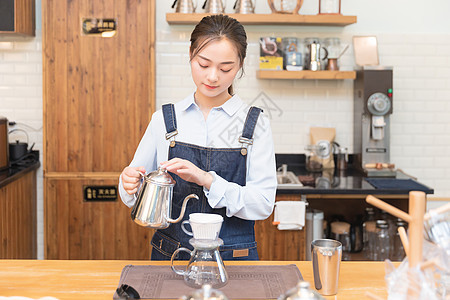 女性咖啡师冲咖啡图片