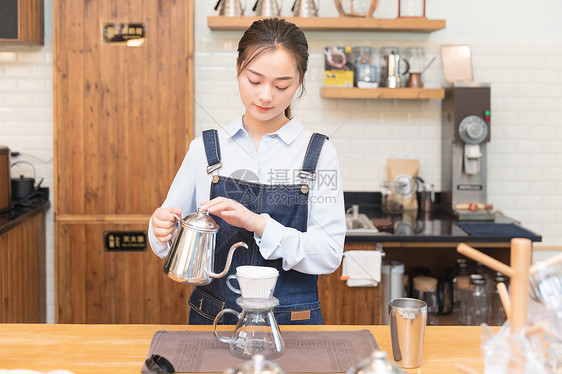 女性咖啡师冲咖啡图片
