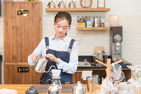 女性咖啡师手冲咖啡图片